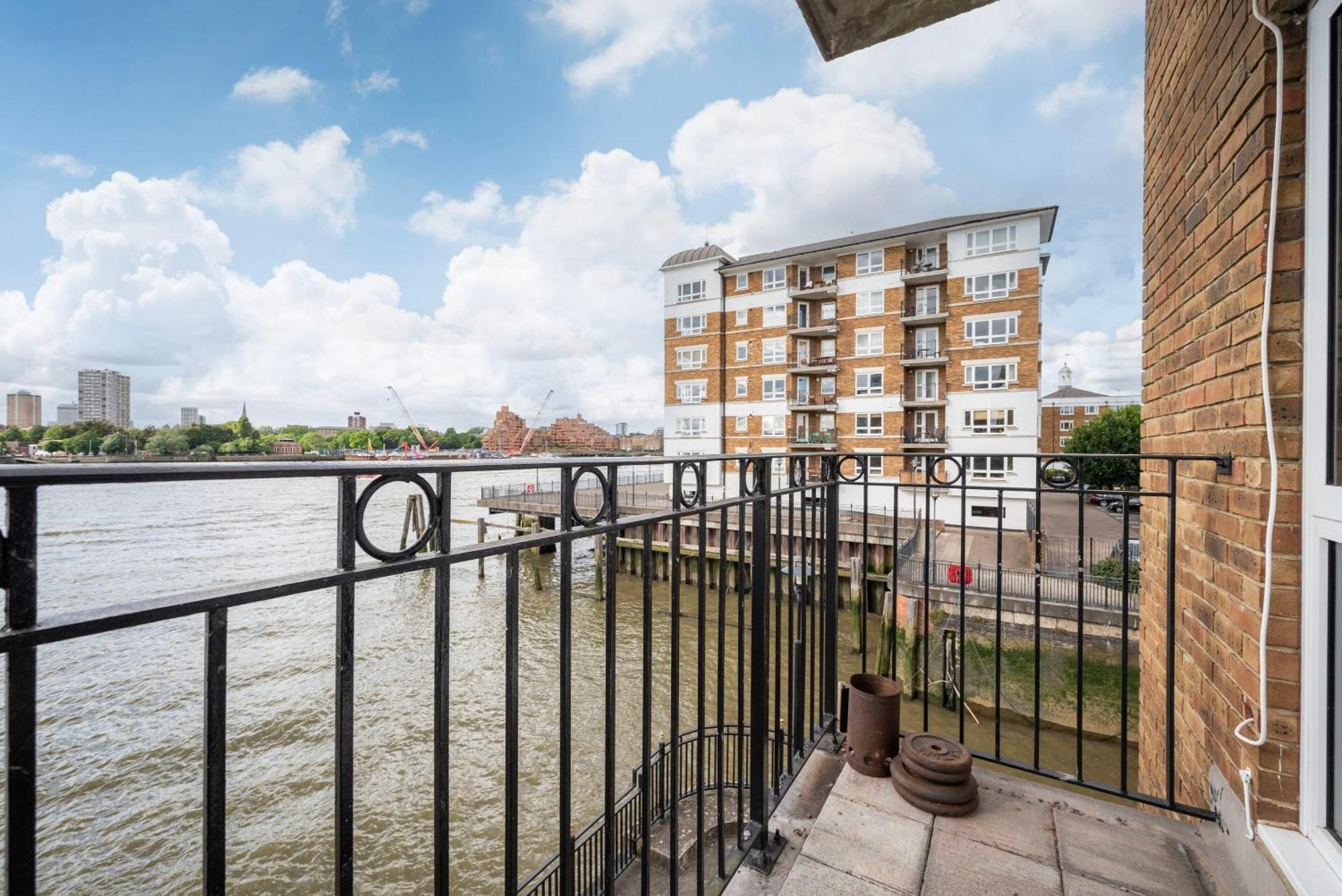 Appartamento Wonderful 2br Flat With River Views And Balcony