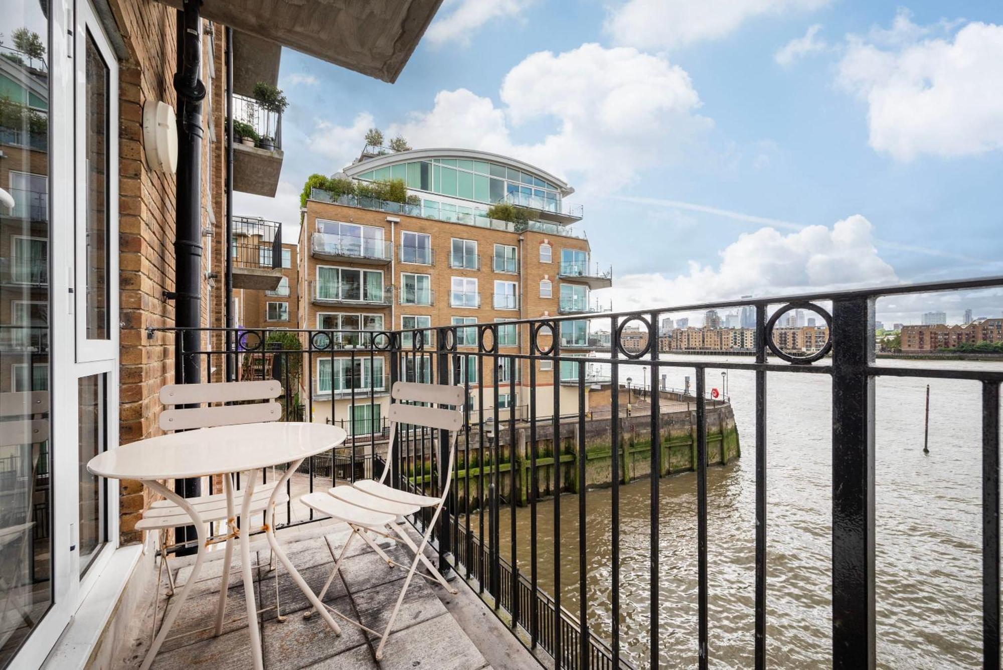 Wonderful 2br Flat With River Views And Balcony * Londra